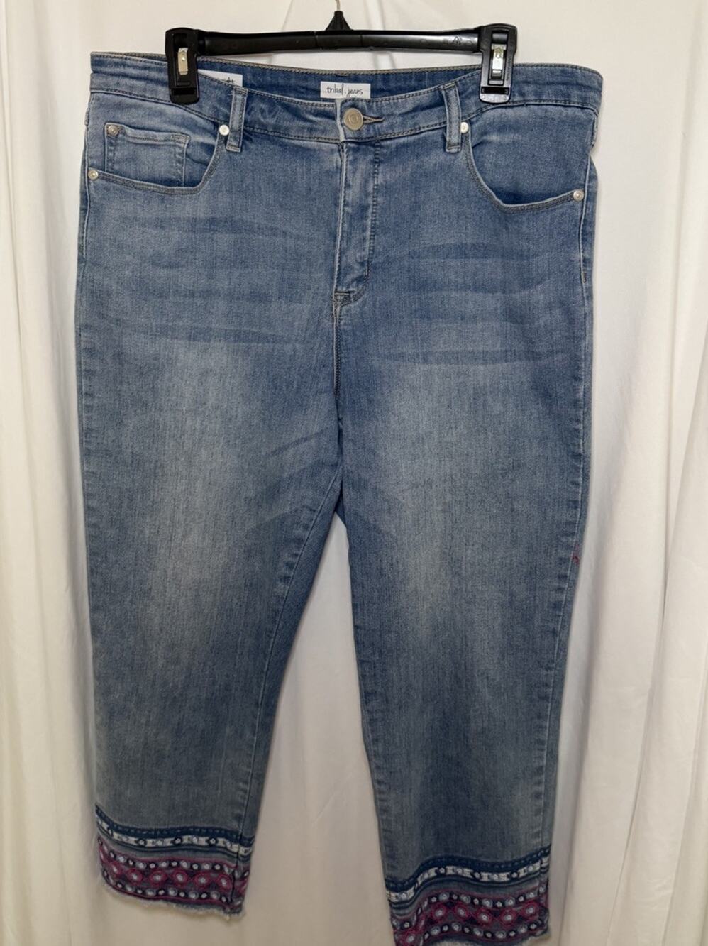 Tribal Jeans Women’s Mid-Rise Straight Crop Light Wash Embroidered Fringe 14